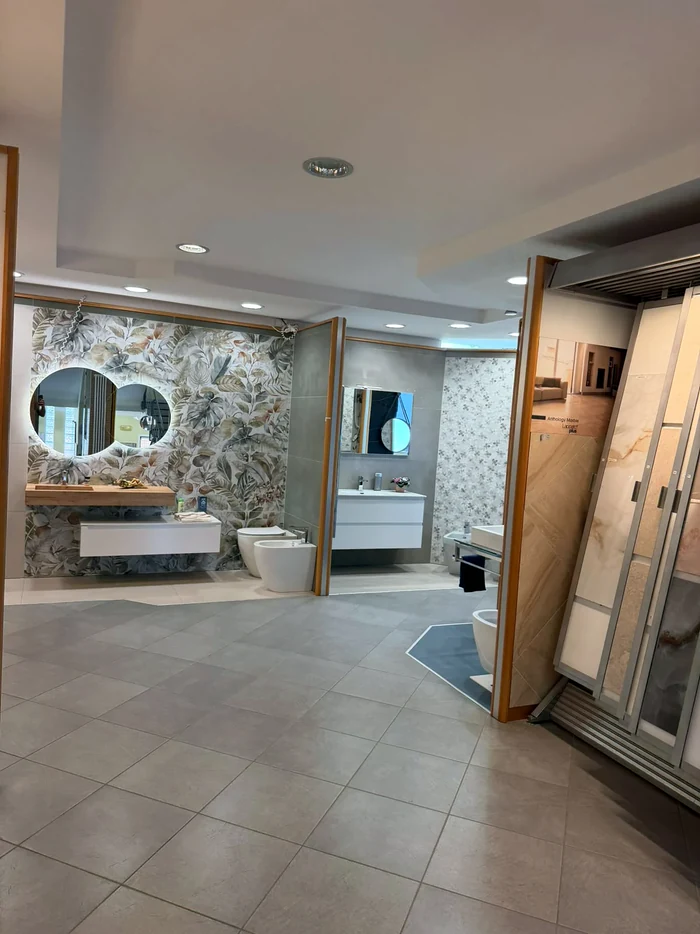 Bagno con parete floreale