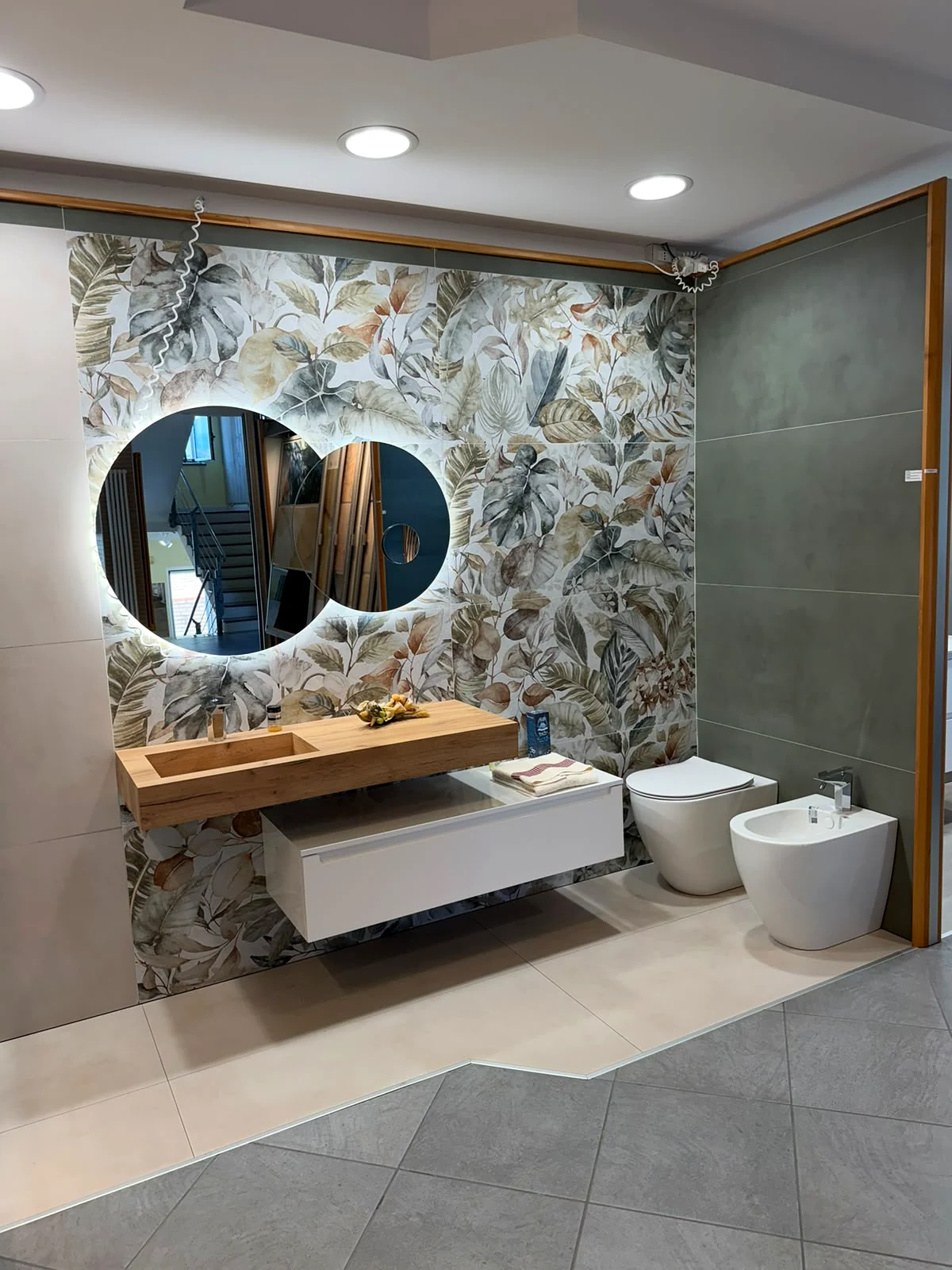 Bagno con parete botanica