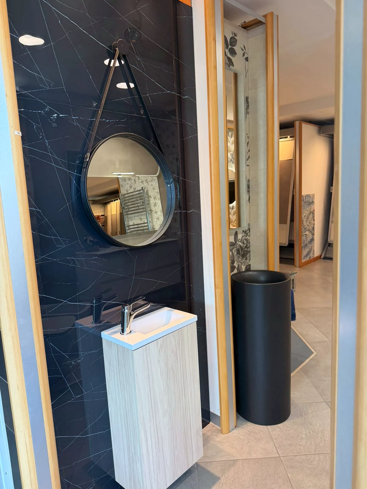Bagno in marmo scuro