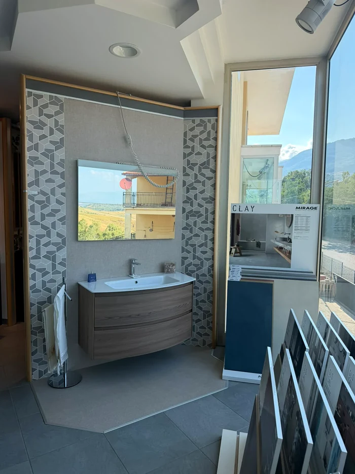 Bagno con parete geometrica